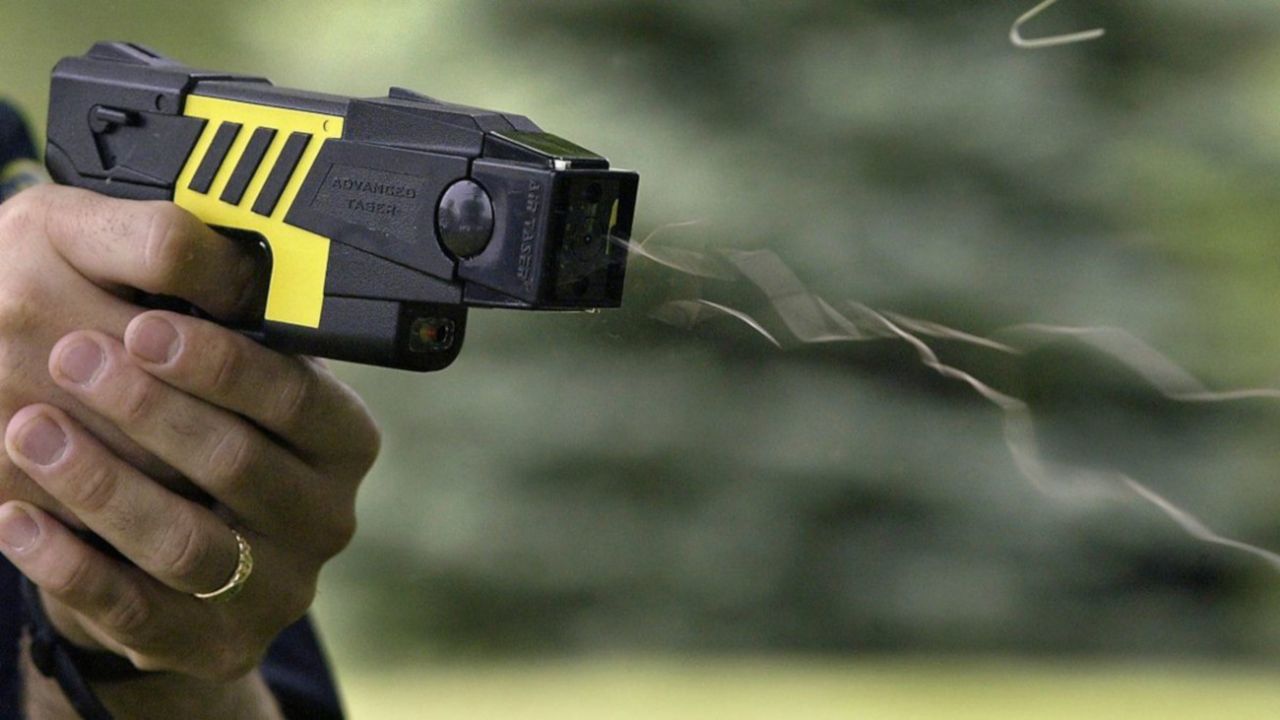 Provincia avanza en la adquisición de pistolas Taser para las fuerzas de seguridad